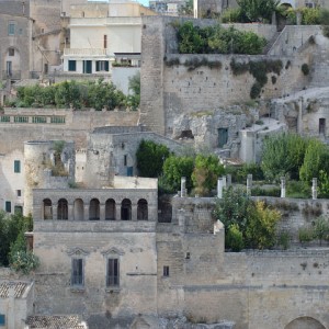 sei-su-immagine-raffigurante-alcune-case-palazziate-con-giardini-pensili-nei-sassi