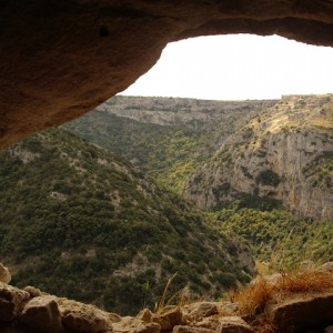 sei-su-immagine-raffigurante-una-scorcio-pittoresco-del-canyon-detto-gravina-visto-dall-interno-di-una-grotta