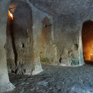 sei-su-immagine-raffigurante-l-antico-monastero-annesso-alla-chiesa-rupestre-della-Madonna-delle-virtù