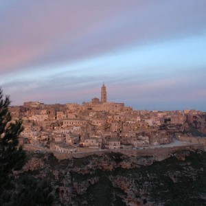 sei-su-immagine-raffigurante-i-sassi-e-la-gravina-di-matera-nella-fredda-alba-invernale