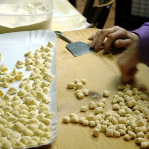 sei-su-immagine-raffigurante-anziana-massaia-prepara-le-orecchiette-fatte-in-casa