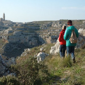 sei-su-immagine-raffigurante-due-escursionisti-costeggiano-la-gravina-di-matera-in-direzione-dei-sassi