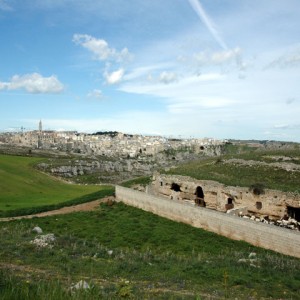 sei-su-immagine-raffigurante-lo-iazzo-rupestre-di-san-falcione-e-sullo-sfondo-i-sassi-di-matera