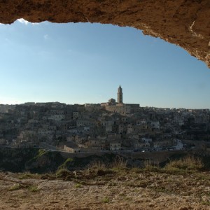 sei-su-immagine-raffigurante-il-sasso-barisano-e-cattedrale-di-matera-visti-dall-interno-di-una-grotta