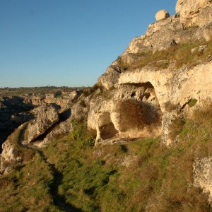 sei-su-immagine-raffigurante-un-sentiero-costeggiante-il-canyon-detto-gravina-di-matera