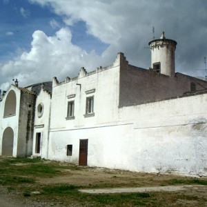 sei-su-immagine-raffigurante-il-bianco-casino-venusio-nel-cuore-del-parco-della-murgia-materana