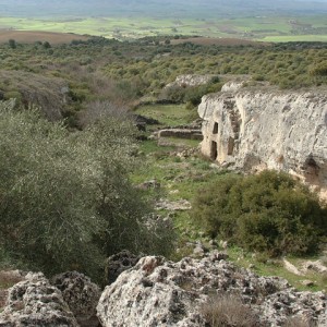 sei-su-immagine-raffigurante-lo-iazzo-nunziatella-completamente-scavato-nella-roccia-calcarea