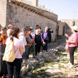 sei-su-immagine-raffigurante-un-gruppo-di-soci-dell-uic-roma-in-visita-allo-iazzo-gattini-sulla-murgia-materana