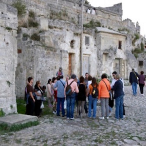 sei-su-immagine-raffigurante-i-soci-dell-uic-roma-a-spasso-nei-sassi