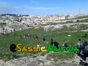 sei-su-immagine-raffigurante-escursionisti-camminano-verso-i-sassi-di-matera